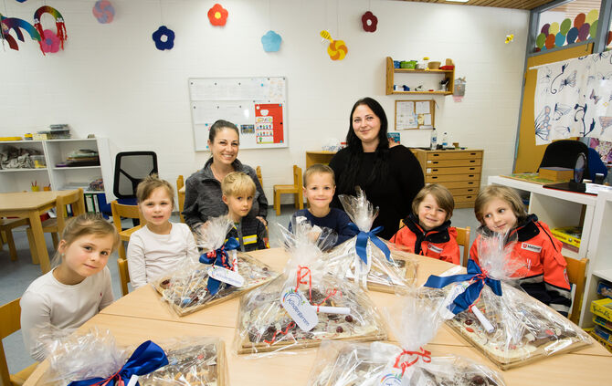 Ein süßes Geschenk für die Hochwasserhelfer. Gebacken von Kindern, Virgina Chouti und Leiterin Janine Hartmann des Maximilian-Ko
