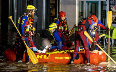 Hochwasserlage: Überflutung mit Menschenleben in Gefahr, Rettung durch das DLRG, Rudersberg, 03.06.2024.