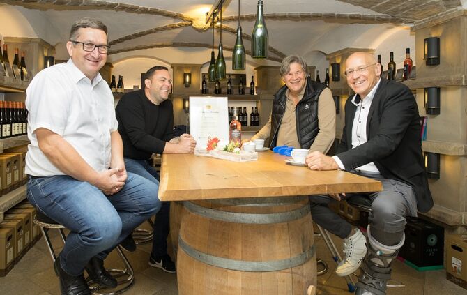 V.l.: Remstalkellerei-Geschäftsführer Martin Kurrle, Thomas Wahler, Vorstandsmitglied, Baubürgermeister Thomas Deißler und Aufsi