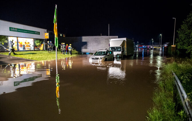 Hochwasserlage: Überflutung mit Menschenleben in Gefahr, Rettung durch das DLRG Ludwigsburg, Herzog-Philipp-Str., Winnenden-Birk