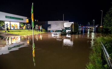 Hochwasserlage: Überflutung mit Menschenleben in Gefahr, Rettung durch das DLRG Ludwigsburg, Herzog-Philipp-Str., Winnenden-Birk