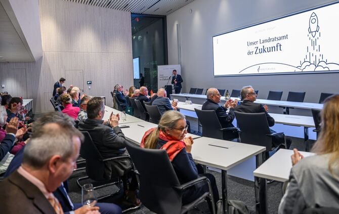 Feierliche Eröffnung des Sitzungssaals am Alten Postplatz  Der frisch sanierte Westflügel präsentiert sich transparent, modern und multifunktional