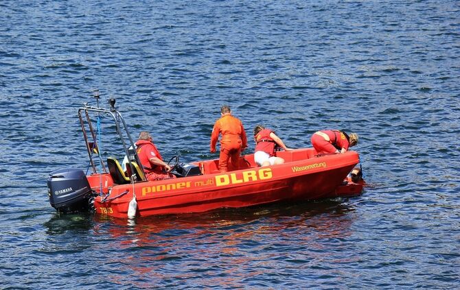 DLRG Wasserrettung Taucher Wasser Neckar
