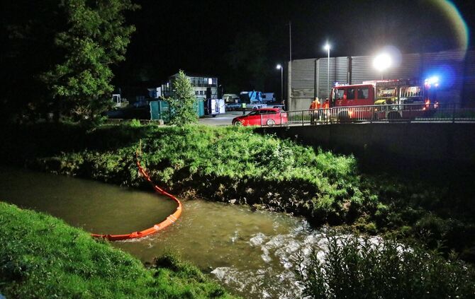 Riesen-Sauerei: Unbekannter kippt vermutlich Heizöl in größerer Menge in Gully - Dieser ist mit angrenzendem Fluss verbunden - I