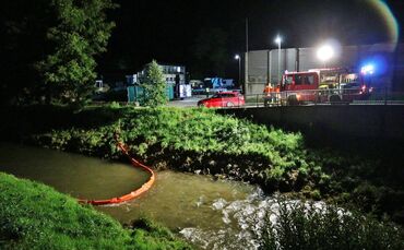 Riesen-Sauerei: Unbekannter kippt vermutlich Heizöl in größerer Menge in Gully - Dieser ist mit angrenzendem Fluss verbunden - I
