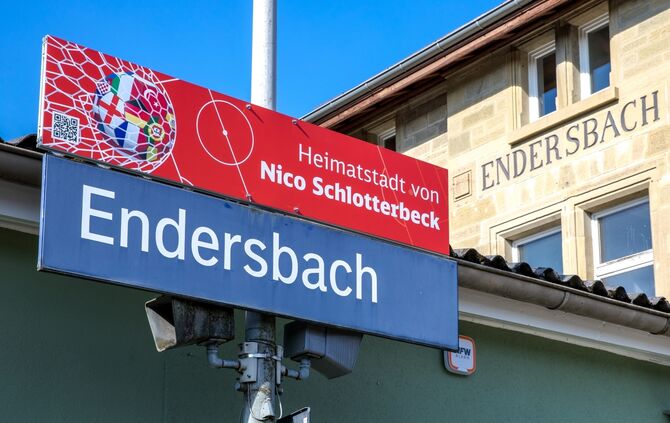 Zusatzschild am Bahnhof Endersbach: "Heimatstadt von Fußballspieler Nico Schlotterbeck", Weinstadt, 13.06.2024.