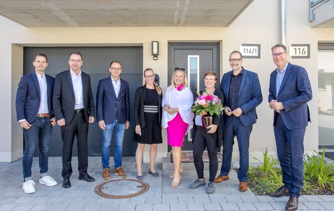 Eine der ersten Anschlüsse im Glasfaserausbaugebiet Strümpfelbach hat Frau Bucher (3. v.r.) bekommen, Weinstadt, 13.06.2024.
