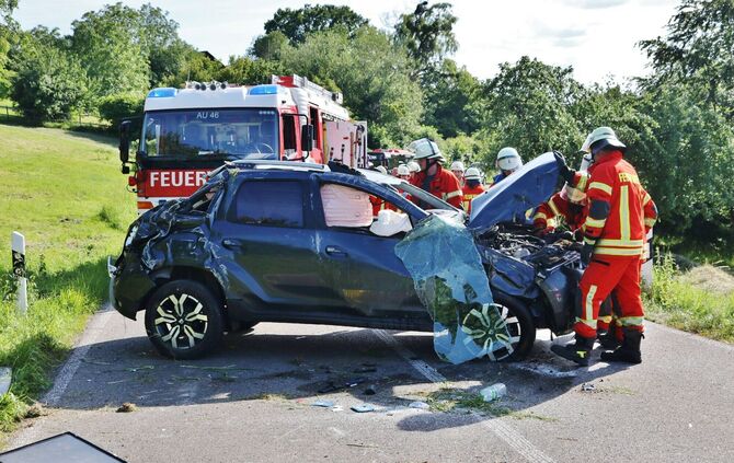 Überschlag bei Auenwald-Lippoldsweiler - Überholvorgang geht schief - Dacia kommt von der Fahrbahn ab - Fahrer verletzt