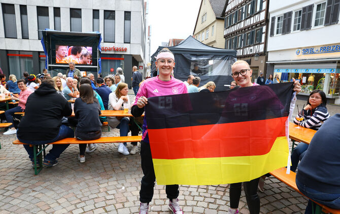 Melissa und Irina freuen sich auf das Fußballspiel beim Public Viewing auf dem Winnender Marktplatz, 14.06.2024.