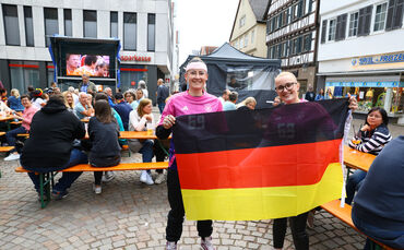 Melissa und Irina freuen sich auf das Fußballspiel beim Public Viewing auf dem Winnender Marktplatz, 14.06.2024.