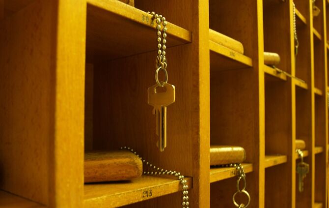 Rezeption Schlüssel Hotel Symbolbild