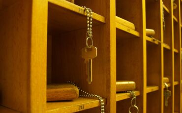 Rezeption Schlüssel Hotel Symbolbild