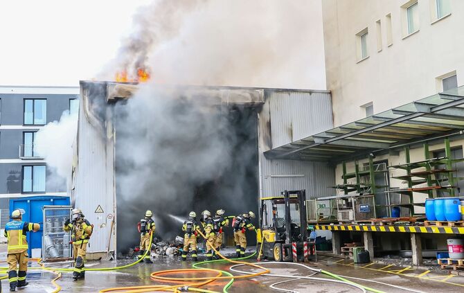 Großbrand in Lagerhalle: Rauchsäule über Stuttgart weithin sichtbar