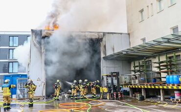 Großbrand in Lagerhalle: Rauchsäule über Stuttgart weithin sichtbar