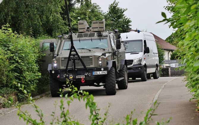 SEK Einsatz: Unklare Polizeilage in Winterbach - Sondereinsatzkommando mit massiven Kräften vor Ort - Gebäude gestürmt