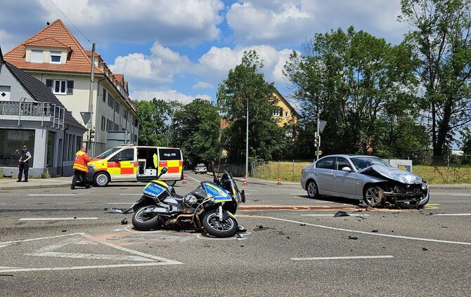 Schwerer Verkehrsunfall am Albplatz mit Polizei Motorrädern - Helikopter im  Einsatz
