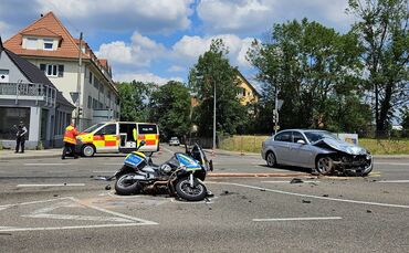 Schwerer Verkehrsunfall am Albplatz mit Polizei Motorrädern - Helikopter im Einsatz