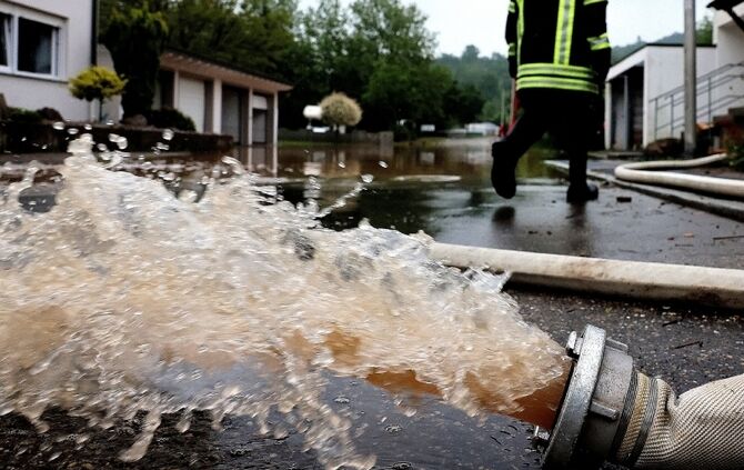 Auspumpen von Kellern nach Hochwasser gehört zur technischen Hilfeleistung
