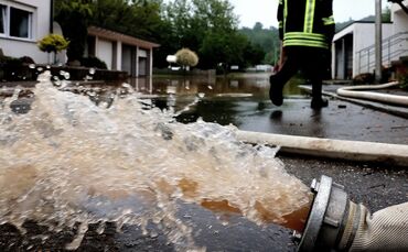 Auspumpen von Kellern nach Hochwasser gehört zur technischen Hilfeleistung