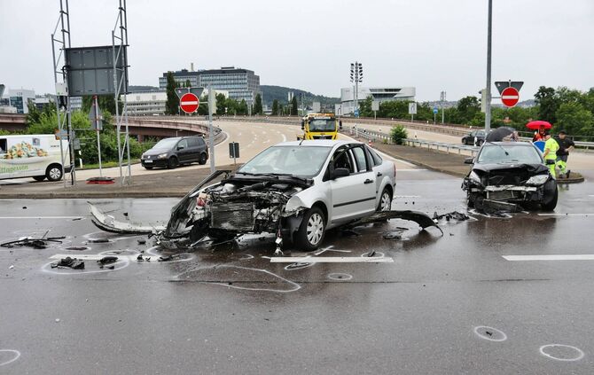 Unfall mit 3 Fahrzeugen B14 Abfahrt Benzstraße - Straße gesperrt