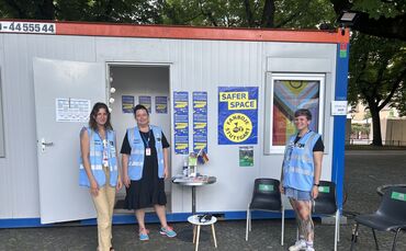 Hannah Häußermann, Ilka Reiß und Jessica Walz während ihrer Schicht vor der Fanboje auf dem Karlsplatz.