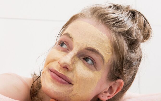 Frau mit einer Gesichtsmaske