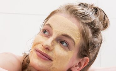 Frau mit einer Gesichtsmaske