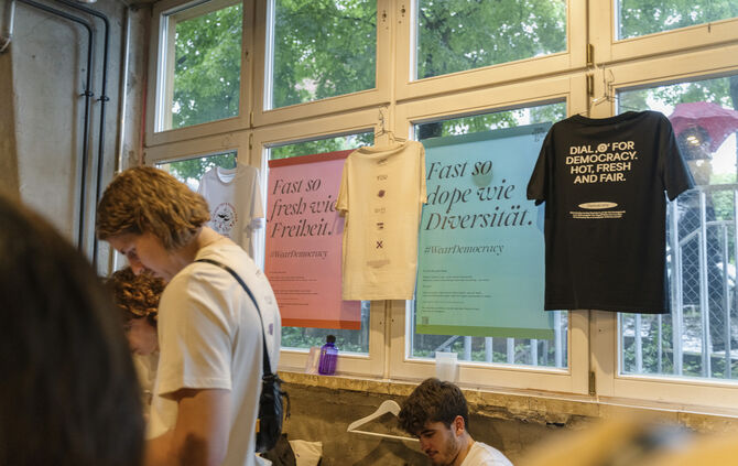 Demokratie feiern e.V. wird auch mit einem Stand auf dem Marienplatzfest vor Ort sein.
