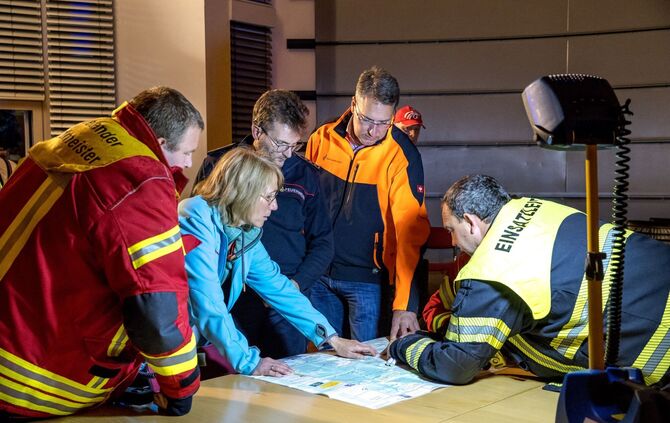 Hochwasserlage: Überflutung mit Menschenleben in Gefahr, Rettung durch das DLRG, Rudersberg, 03.06.2024.
