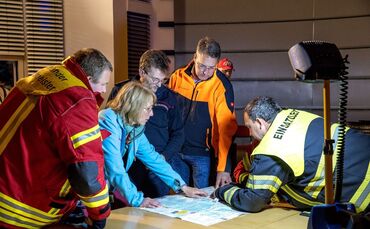 Hochwasserlage: Überflutung mit Menschenleben in Gefahr, Rettung durch das DLRG, Rudersberg, 03.06.2024.