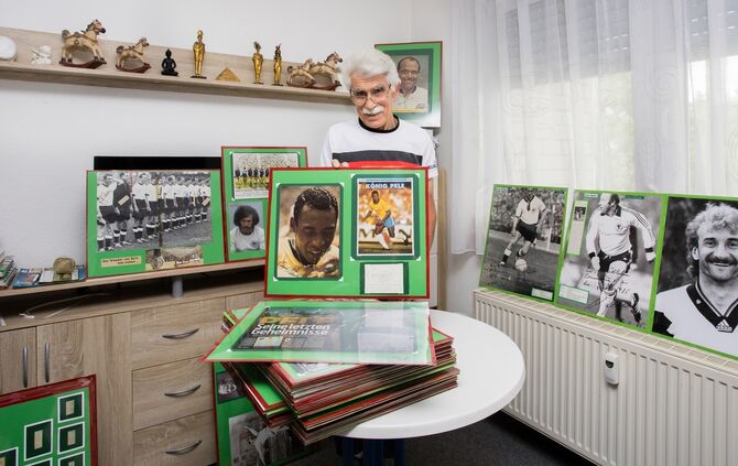 Autogrammjäger Klaus Münzenmaier mit einem kleinen Teil seiner aufwändig gestalteten Sammlung, Winnenden, 04.07.2024.