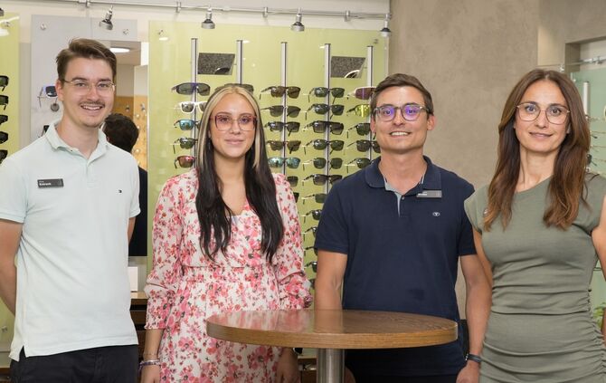 Optik Müller feiert 40-jähriges Bestehen in Korb, hier das Team mit Inhaber Maximilian Müller (2. v.r.), 25.06.2024.