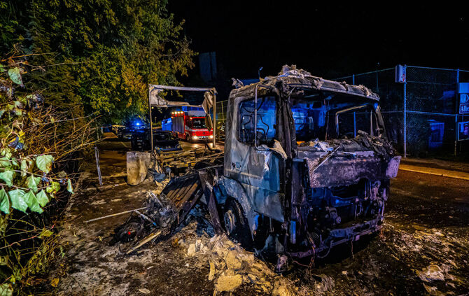 LKW Vollbrand in S-Ost - LKW komplett ausgebrannt, Balkonvertäfelung durch Hitzestrahlung verschmolzen