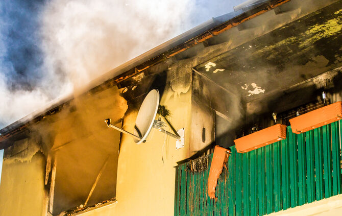 Wohnhausbrand gelöscht - Bild 30_0