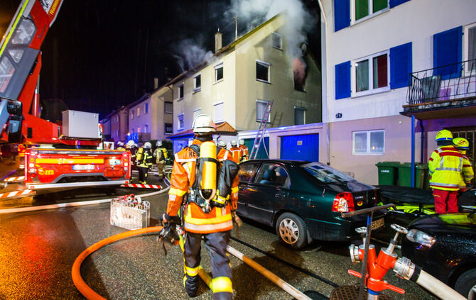 Wohnhausbrand gelöscht - Bild 03_12