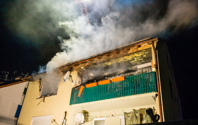 Wohnhausbrand gelöscht - Bild 23_16