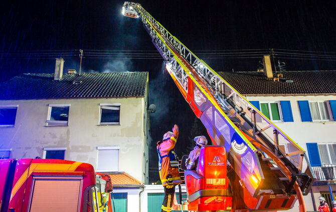 Wohnhausbrand gelöscht - Bild 17_18