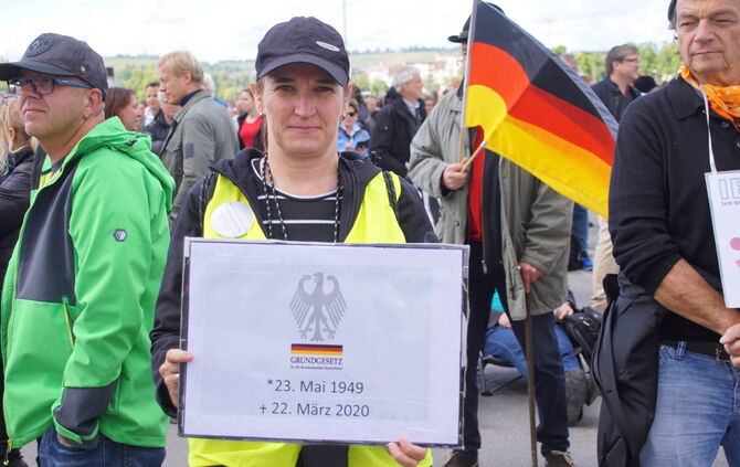 Stuttgart Bad Cannstatt: Demo gegen Rechteeinschränkung von Gegenprotesten begleitet