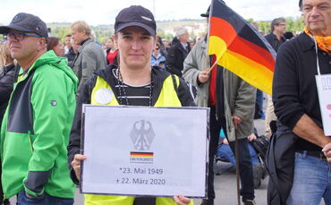 Stuttgart Bad Cannstatt: Demo gegen Rechteeinschränkung von Gegenprotesten begleitet