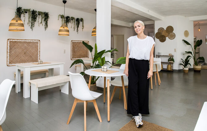 Kleopatra Tsatsa eröffnete das "LOFT Coffee Sweets More" in Schorndorf, Kirchgasse, 10.07.2024.