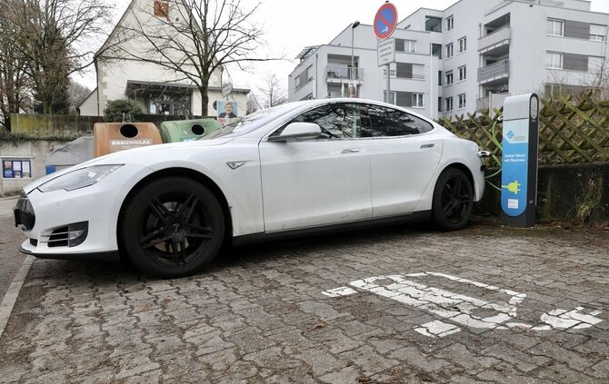 Kopie von E Ladestation E Auto Stromtankstelle Ökostrom Ladekabel Symbol Symbolbild symbolfoto