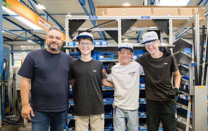 Drei 13-jährige Jungs arbeiten am Tag der "Sozialen Arbeit" bei Schnaithmann, um dort Geld für einen guten Zweck zu verdienen, v