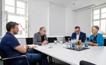 Hochwasser: Andreas Schwarz, Fraktionsvorsitzender der GRÜNEN Landtagsfraktion im Schorndorfer Rathaus mit OB Hornikel und dem R