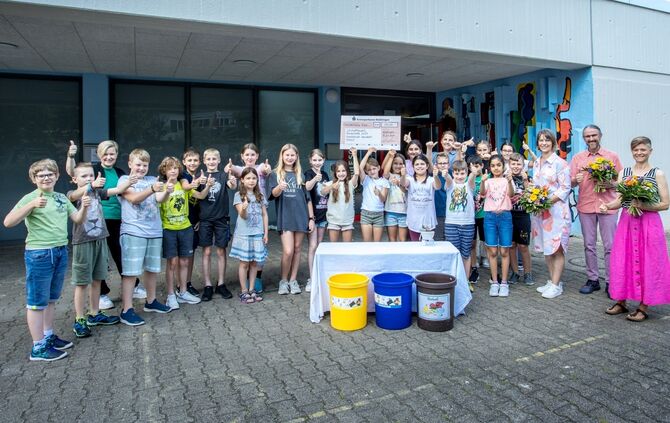 Grundschule Schnait hat als Teilnehmer bei der Kreisputze und mit ihren Schulinhalten zum Thema Abfall den 1. Preis der Abfallwi