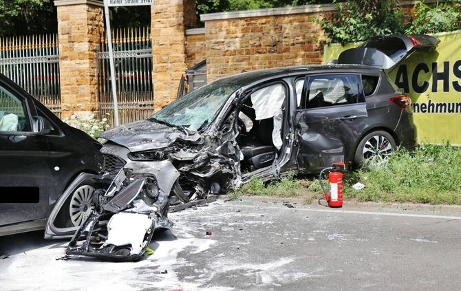 Heftiger Frontalcrash auf der B14 bei Backnang - Klein-Bus kracht in den Gegenverkehr - Mehrere schwerst Verletzte - B14 bei Opp