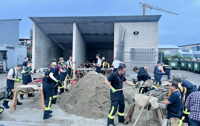 Sandsackbefüllung in Urbach