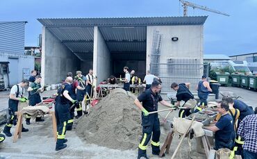Sandsackbefüllung in Urbach