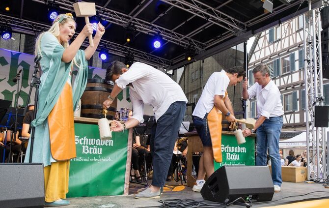 Doppelter Faßanstich zur Eröffnung des Winnender City-Treff, 19.07.2024.