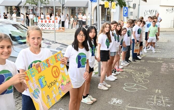 Menschenkette von Schüler/-innen des Burg-Gymnasium anlässlich der Unesco Projektwoche