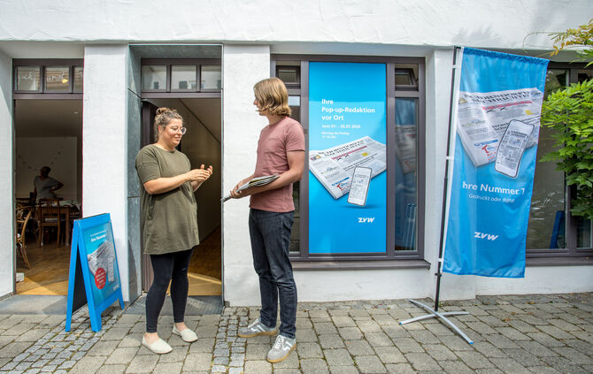 Redakteur Reinhold Manz vor der Pop-up-Redaktion in der Winterbacher Westergasse, 26.07.2024.